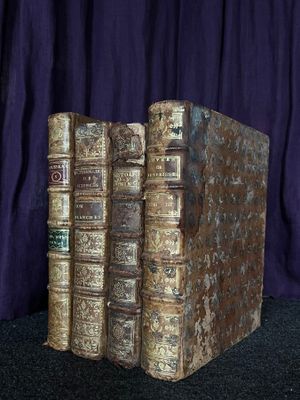 deux vieux livres sont empilés sur une table