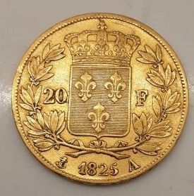 une pièce d'or sur laquelle figurent des armoiries et des branches de laurier