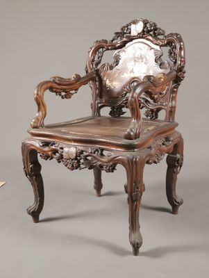 une image représentant une chaise en bois avec un miroir fixé au dossier