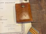 un portefeuille en cuir marron posé sur une feuille de papier à côté d'une paire de ciseaux