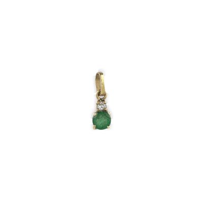 pendentif en émeraude et diamant sur fond blanc