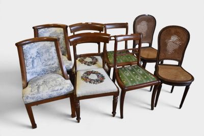 Plusieurs chaises sont alignées en rangée sur une surface blanche.