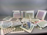 une pile de timbres posée sur une table, dont il y a beaucoup