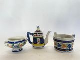 trois types différents de théières et de tasses posées sur un fond blanc