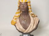 un buste de femme portant un foulard sur la tête
