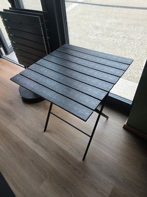 une petite table posée à même le sol près de la fenêtre