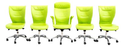 quatre chaises de bureau vert citron alignées sur des roulettes