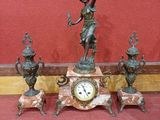 une horloge posée sur une table à côté d'autres objets