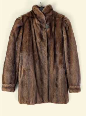 Le manteau est marron et est muni d'une capuche.