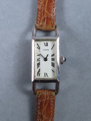 une image d'une montre-bracelet avec des chiffres romains