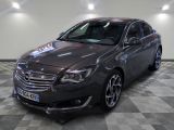 la photo d'une voiture garée dans un garage