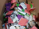 une boîte en carton remplie de nombreux produits alimentaires