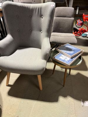 une chaise et une table dans une pièce où il y a beaucoup de meubles