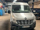 une camionnette argentée garée dans un garage