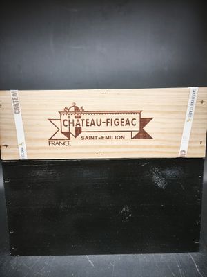 caisse en bois sur laquelle est inscrit « Château - Figeac »