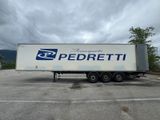 un semi-remorque blanc garé sur un parking, avec le ciel en arrière-plan