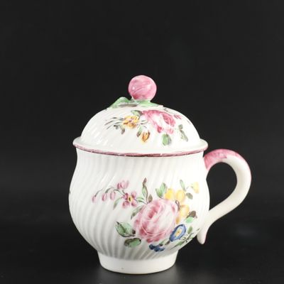 une image représentant une théière blanche ornée de fleurs roses