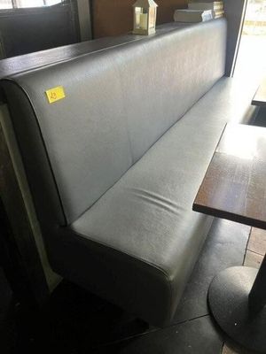 un canapé et une table dans un coin d'un restaurant