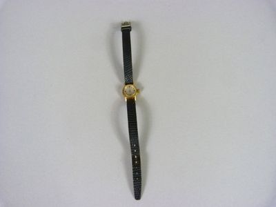Montre de dame Lip en or jaune 750/°° sur cuir.