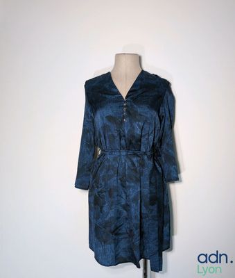 une image d'une robe bleue sur un mannequin