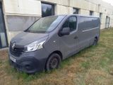 la camionnette grise est garée devant un bâtiment