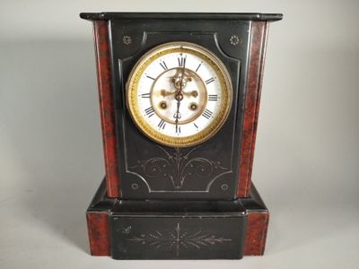 une horloge posée sur un support sur une table