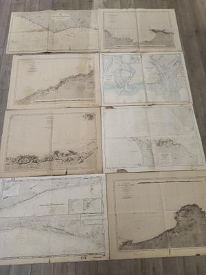 Lot de 8 cartes maritimes anciennes en papier, détaillant le…