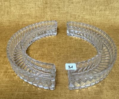 une paire de bracelets en verre transparent sur fond doré
