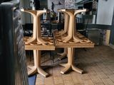 trois chaises en bois posées sur une table dans une pièce