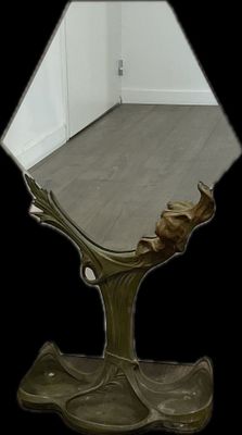 un miroir posé sur un support dans une pièce