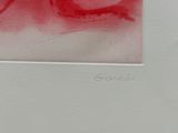 une photo d'un tableau rouge et blanc accroché à un mur blanc