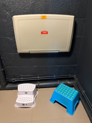 un tabouret bleu à côté d'un tabouret blanc dans une salle de bains