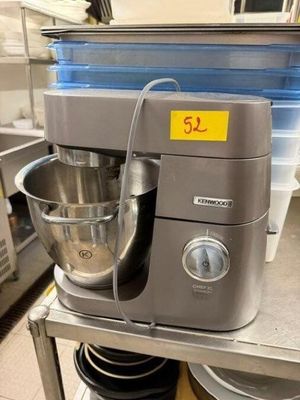 un mixeur argenté posé sur une table dans une cuisine