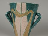 un vase vert orné d'une harpe