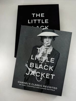 deux livres posés l'un à côté de l'autre sur une table blanche