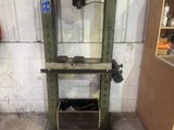 une machine qui se trouve dans un garage