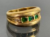 une image montrant un gros plan d'une bague en or sertie d'émeraudes