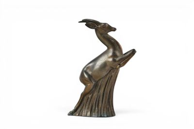 une image représentant une statue en bronze d'un cerf posée sur une souche d'arbre
