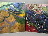 deux tableaux de couleurs et de formes différentes sur une surface blanche