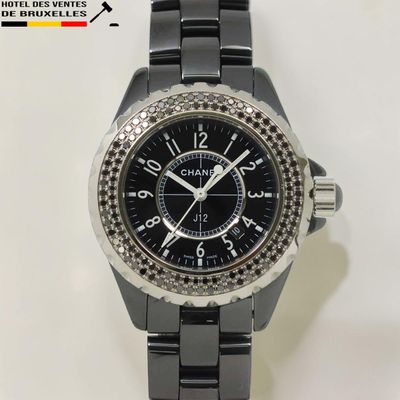 une montre noire dotée d'une lunette sertie de diamants