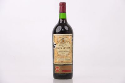 une vieille bouteille de vin posée sur une table blanche