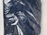 un sac rempli de trucs bleus posé sur une surface blanche