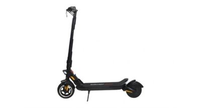 l'image d'un scooter posé sur une surface blanche