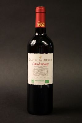 une bouteille de vin posée sur une table
