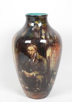 un vase sur lequel est représenté un homme