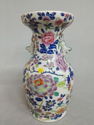 Vase en porcelaine de CHINE de forme balustre à décor floral…