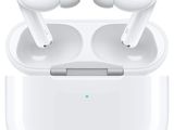 une image montrant une paire d'AirPods posée sur un iPhone