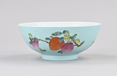 un bol bleu orné d'un motif de pommes