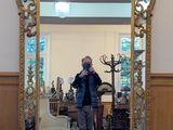 un homme se prenant en photo dans un miroir