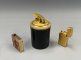 deux briquets et un autre briquet posé sur une table